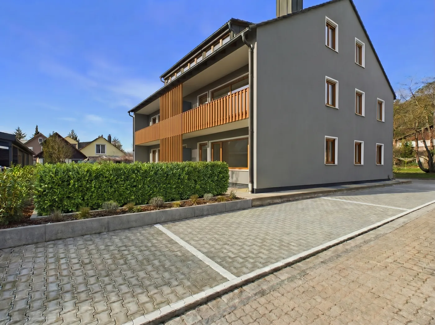 Mehrfamilienhaus vor und nach der digitalen Aufwertung der Fassade, nachher
