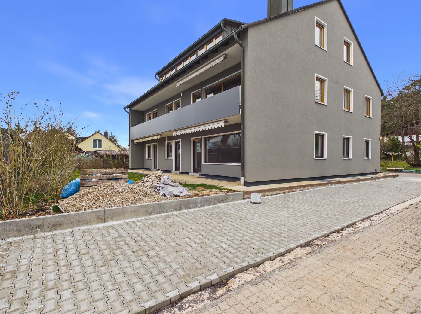 Mehrfamilienhaus vor und nach der digitalen Aufwertung der Fassade, vorher