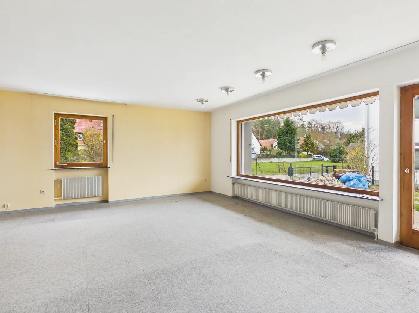 Wohnzimmer vor und nach dem virtuellen Staging, vorher