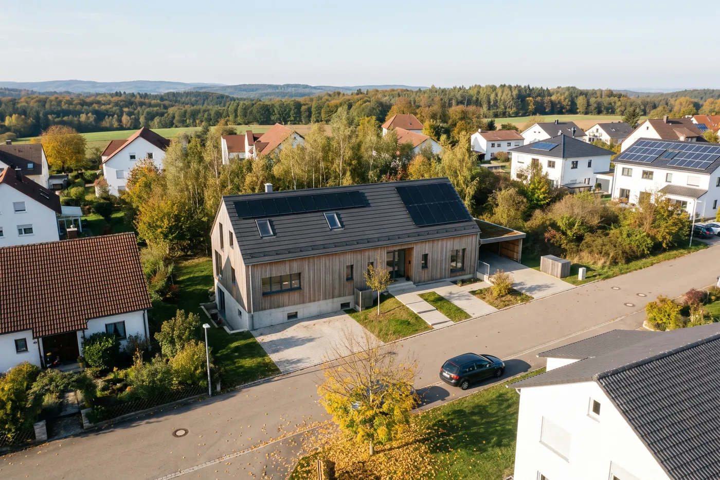 Luftbild des Holzhauses im Wohngebiet