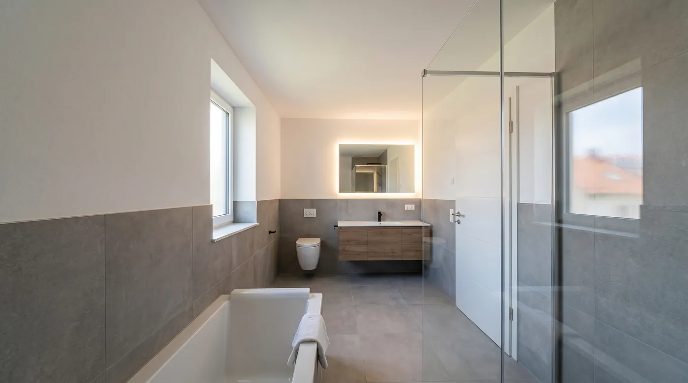 Innenvisualisierung eines Badezimmers mit Wanne und Glasdusche