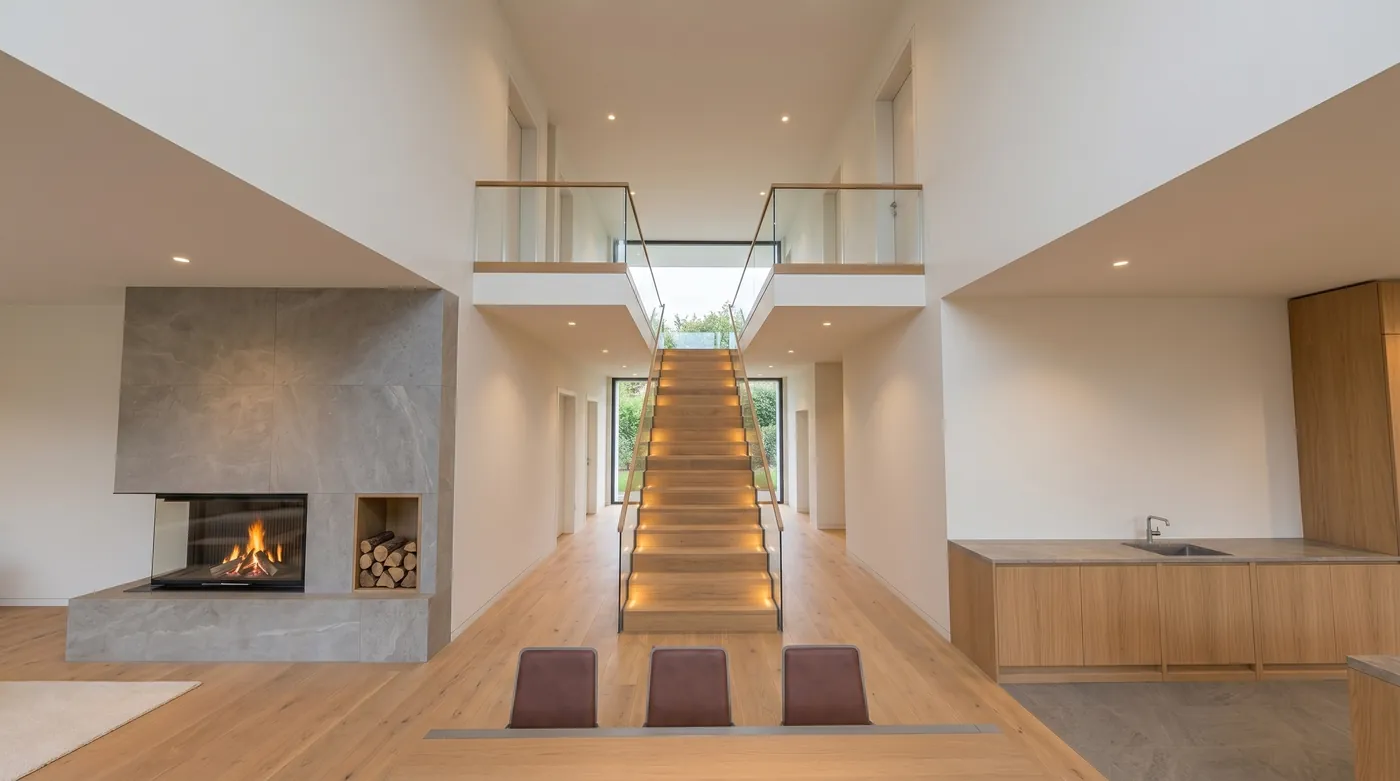Innenvisualisierung einer Wohnhalle mit Treppe und Kamin